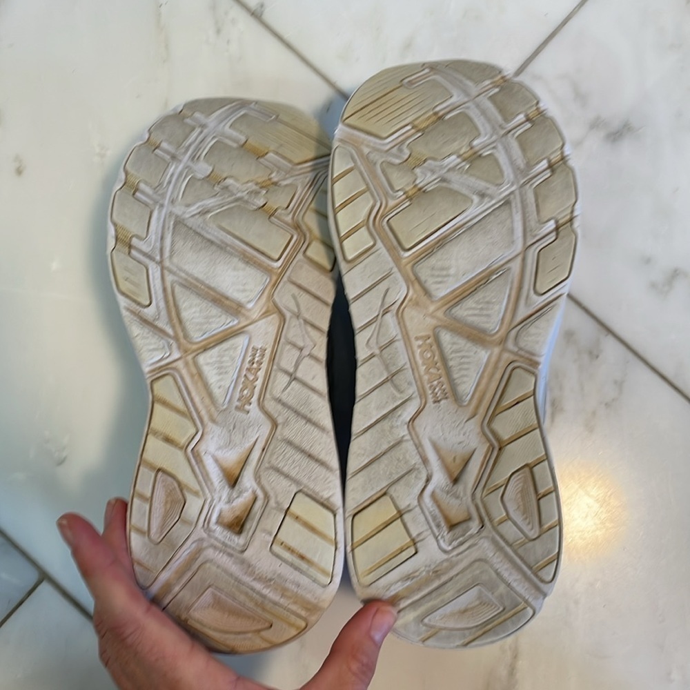 Hoka Arahi 4 cream/off-white knit runner, size 9 men’s, women’s 10.5/11 - Picture 9 of 10